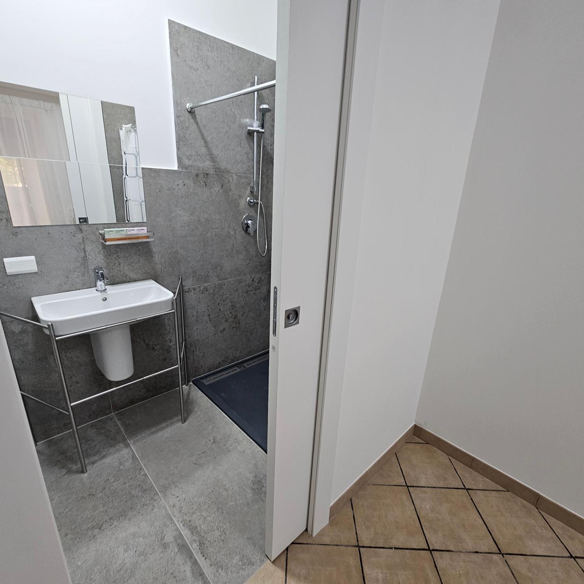 Room & Parking In Centro Citta Con Parcheggio Privato E Wifi Potenza Exterior foto